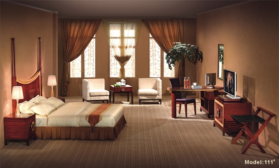 la mobilia cinque stelle della camera da letto dell'hotel mette con le gambe di legno solide della quercia
